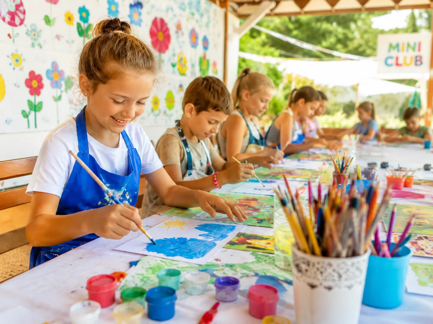 Bambini durante laboratorio creativo Mini Club